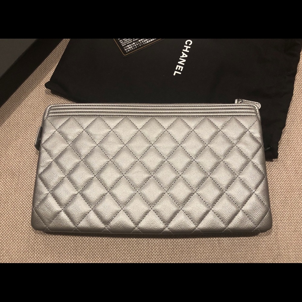 SOLD 2018 Chanel Boy Clutch Caviar SHW - Picture 2 of 8
